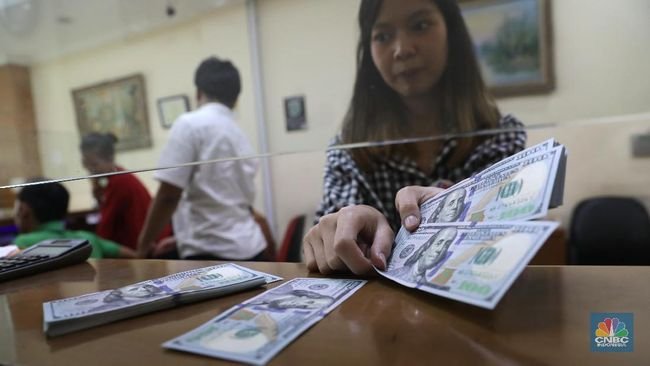 Dolar Terus Hantam Rupiah, Ini Efek ke Kantong Orang RI