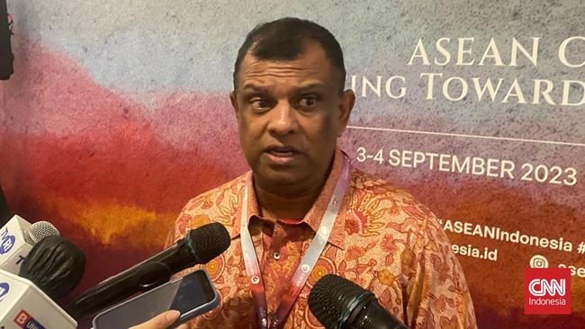 Bos AirAsia Dihujat Usai Pamer Budaya RI Dengan Rapat Telanjang Dada