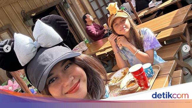 7 Foto Nana Mirdad Liburan ke Jepang Berdua Anak Gadisnya, Bak Kakak-Adik