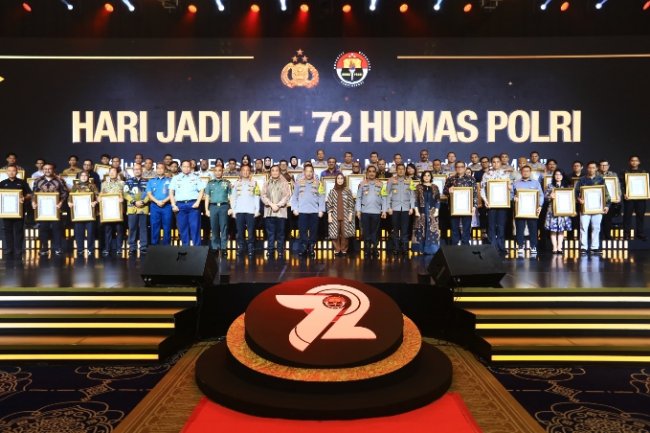 Dua Hadiah Untuk Divisi Humas Polri Dari Kapolri