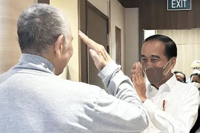 Dibesuk Jokowi di Singapura, Luhut Berdiri Beri Salam Hormat