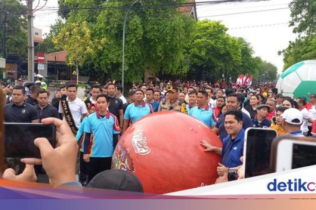 Erick Thohir Jalan Kaki Kirab Trofi Piala Dunia U-17 Bareng Gibran