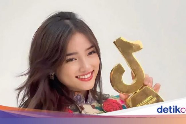 Ketika Fuji Sapa dan Foto Bareng Mayang Usai Ziarah Makam Vanessa Angel-Bibi