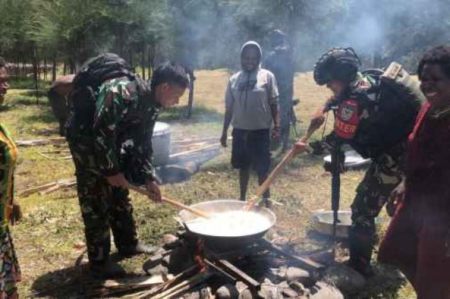 Habis Ibadah, Gotong Royong, Masak Dan Makan Bersama