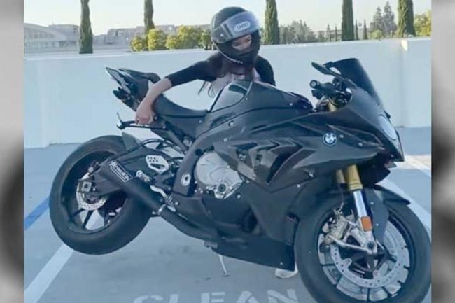 Hai Ladies, Berikut Deretan Aksesori yang Bikin Berkendara Motor Semakin Menyenangkan