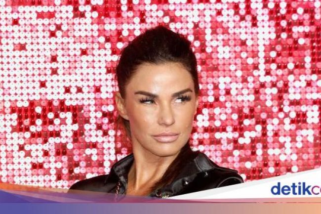 Katie Price Jalani Filler Bokong Gratis, Berakhir Bocor di Atas Panggung