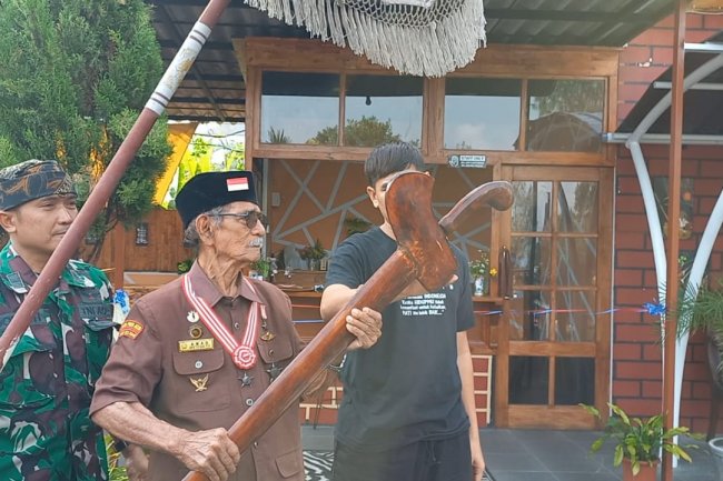 Berusia Seabad, Mbah Amad Saksi Peristiwa Hotel Yamato Sambangi Pemuda Tengger