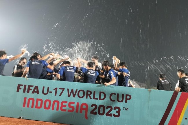 Piala Dunia U-17 2023: Rayakan Ulang Tahun Ke-56, Pelatih Timnas Jepang U-17 Dapat Kejutan dari Anak Asuhnya