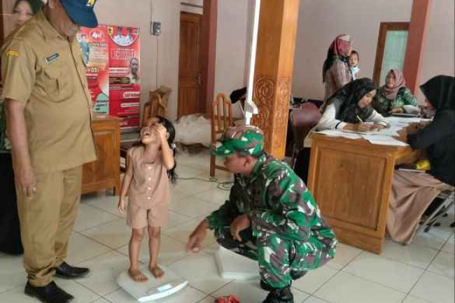 Peran Aktif Babinsa Dampingi Posyandu Di Desa Binaan