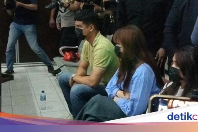 Fadly Faisal Setia Temani Rebecca Klopper di Sidang Video Syur