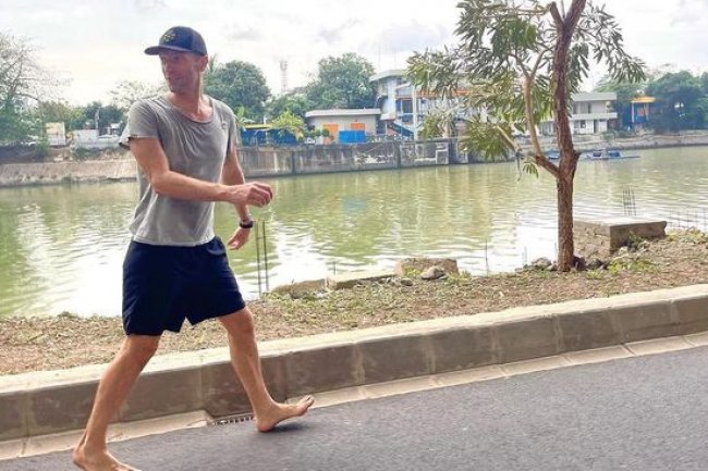 Tiba di Jakarta, Chris Martin Coldplay Pamer Jalan Nyeker