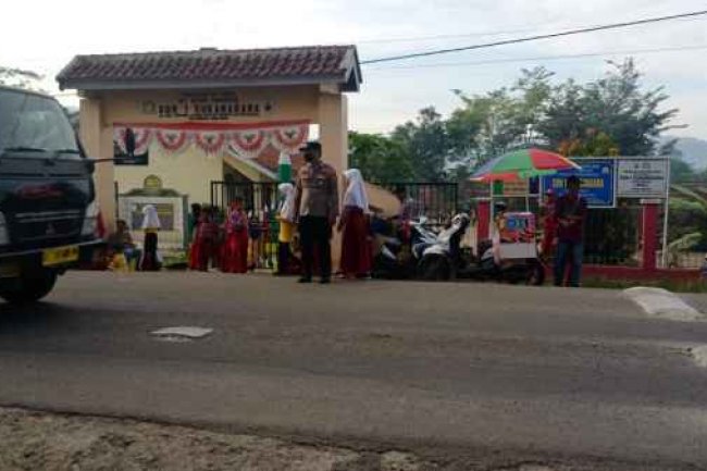 Antisipasi Kemacetan, Polsek Muncang Polres LebakĀ  Strong Point Demi Keselamatan