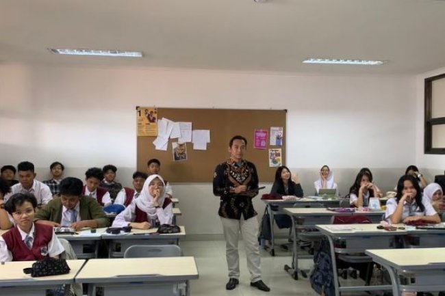 Menakar Peran Guru di Tengah Pesatnya Perkembangan Teknologi Dunia Pendidikan SMA Taruna Bakti