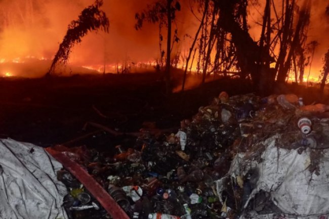 Bakar Sisa Sampah, Gudang Rosokan di Mojoagung Jombang Terbakar Kerugian Capai Ratusan Juta