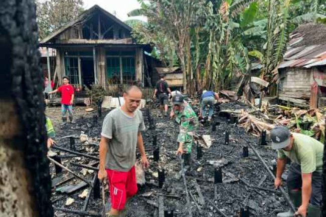 Koramil 1002-06/Barabai Pembersihan Puing Sisa Kebakaran Rumah Warga