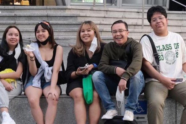 7 Potret Kedekatan Ari Lasso Bersama 4 Anaknya yang Jarang Tersorot, Bestie Banget Bun