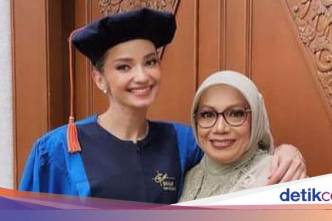 Perjuangan Enzy Storia Kuliah, Sempat Menunda Kini Berhasil Jadi Sarjana
