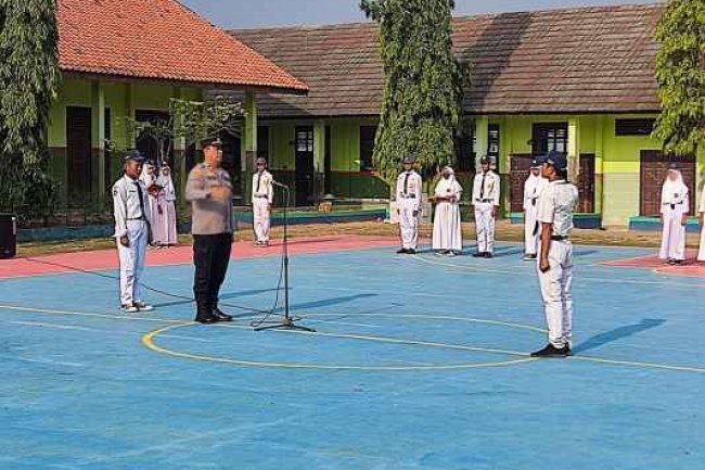 Kapolsek Pontang Polres Serang Pimpin Upacara Bendera Di SMPN 1
