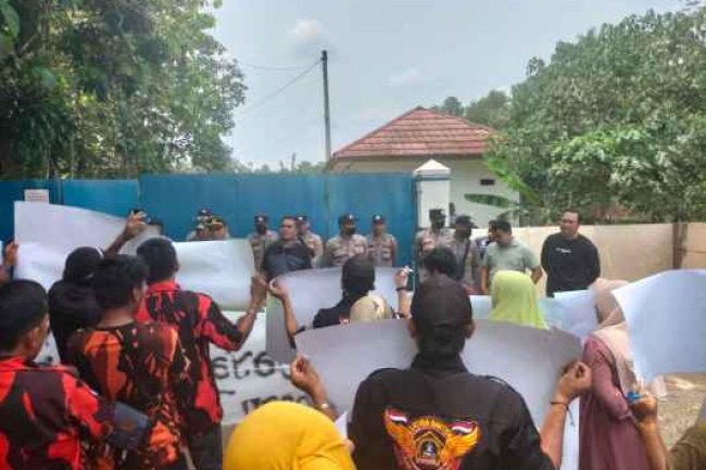 Kapolsek Petir Polres Serang Memimpin Pengamanan Unras Dan Beri Himbauan