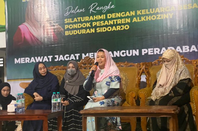 Bersilaturahmi ke Ponpes Alkhoziny Sidoarjo, Yenny Wahid Beri Pendidikan Politik pada Santri