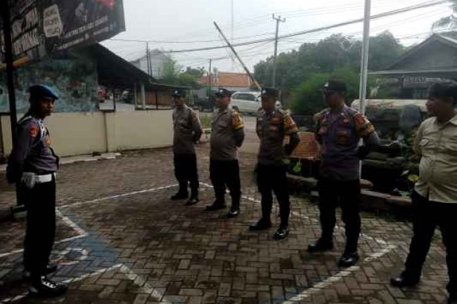 Rutin Polsek Puloampel Polres CilegonĀ  Pengamanan Markas