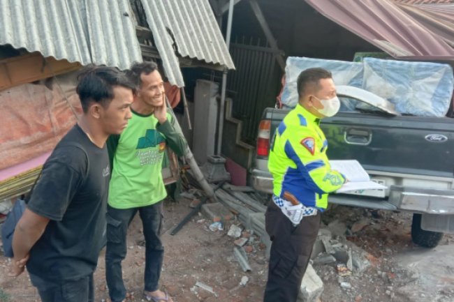 Ngantuk, Mobil Ford Rangger Sruduk Rumah Warga di Jombang