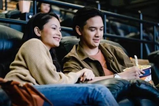 Sinopsis Film Ganjil Genap, Kisah Clara Bernadeth Terjebak Cinta Segitiga dengan Baskara Mahendra dan Oka Antara