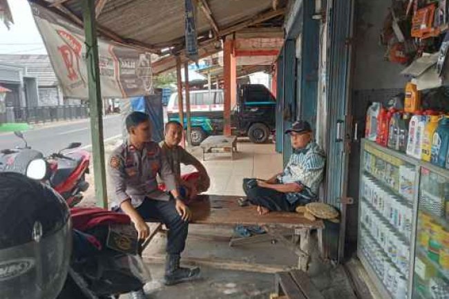 Kanit Binmas Polsek Wanasalam Polres Lebak Sambangi Warga