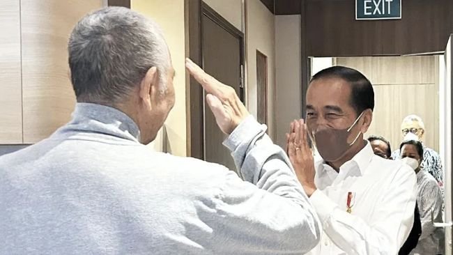 Dibesuk Jokowi di Singapura, Luhut Berdiri Beri Salam Hormat