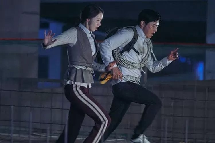 Sinopsis Film Exit, Usaha Jo Jung Suk dan Im Yoon Ah Menyelamatkan Diri dari Gas Beracun