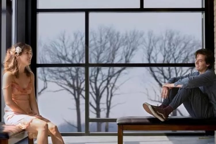 Sinopsis Film Five Feet Apart, Kisah Cinta Sepasang Remaja yang Mengidap Penyakit Langka