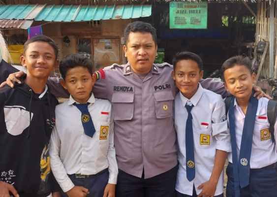 Bhabinkamtibmas Polsek Wanasalam Sambang Desa, Jalin Hubungan Baik Dengan Pelajar