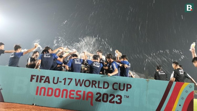 Piala Dunia U-17 2023: Rayakan Ulang Tahun Ke-56, Pelatih Timnas Jepang U-17 Dapat Kejutan dari Anak Asuhnya