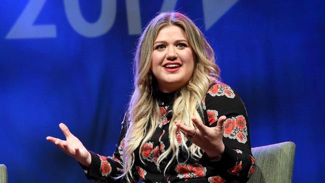 Kelly Clarkson Dikado Bunga Tiap Taylor Swift Rilis Album Rekam Ulang