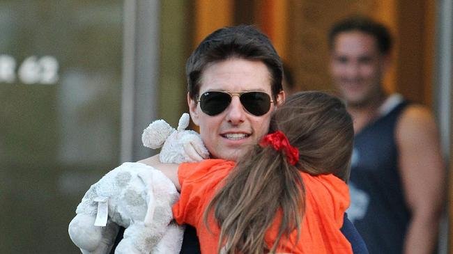 Kisah Pertemuan Terakhir Tom Cruise dengan Suri, Digendong Penuh Cinta
