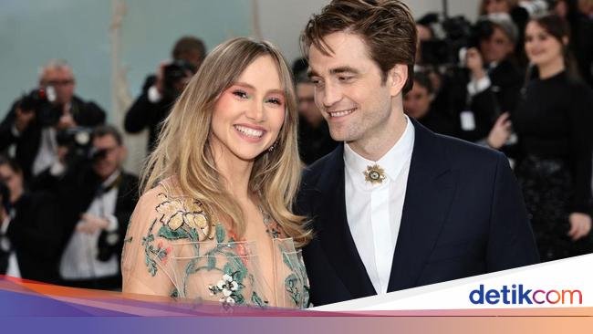 Pacar Robert Pattinson Digosipkan Hamil