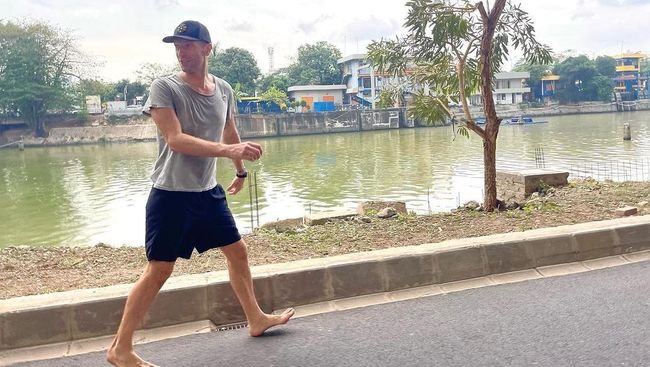 Tiba di Jakarta, Chris Martin Coldplay Pamer Jalan Nyeker