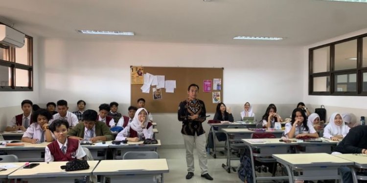 Menakar Peran Guru di Tengah Pesatnya Perkembangan Teknologi Dunia Pendidikan SMA Taruna Bakti