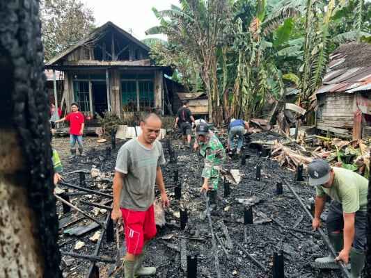 Koramil 1002-06/Barabai Pembersihan Puing Sisa Kebakaran Rumah Warga