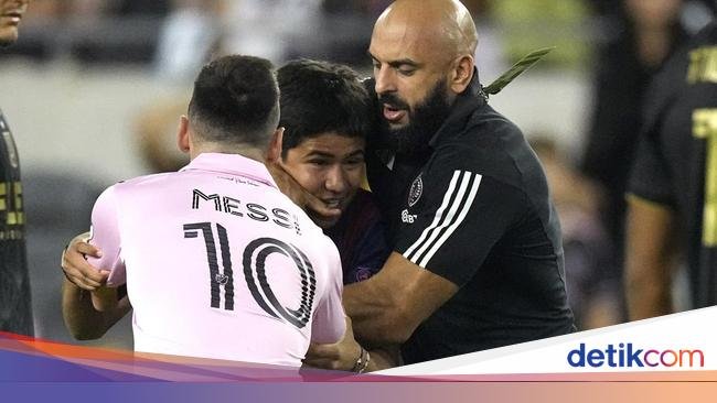 Viral Bodyguard Muncul Tiba-tiba di Belakang Messi