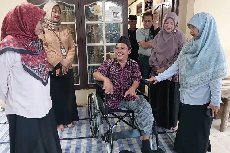 Pemkot Depok Sambut Hari Disabilitas Internasional, Berikan Kursi Roda Kepada Disabilitas Asal Tapos
