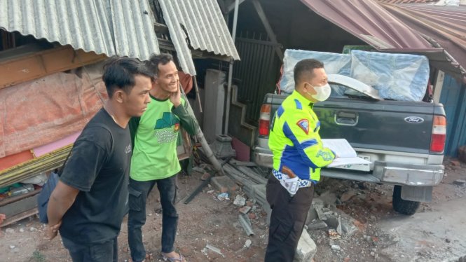 Ngantuk, Mobil Ford Rangger Sruduk Rumah Warga di Jombang