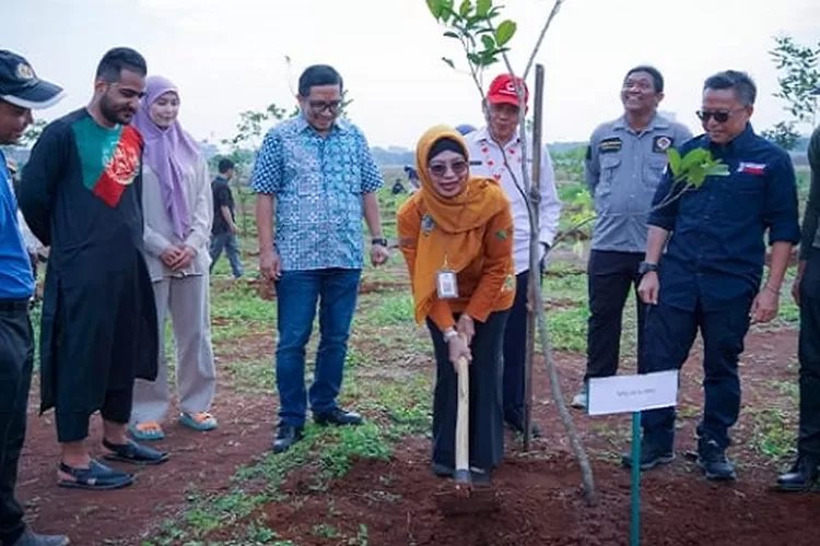 Jaga Lingkungan, 600 Pohon Ditanam di Kampus  Universitas Islam Internasional Indonesia