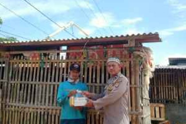 Jumat Berkah, Polsek Pontang Polres Serang Bagikan Nasi Kotak