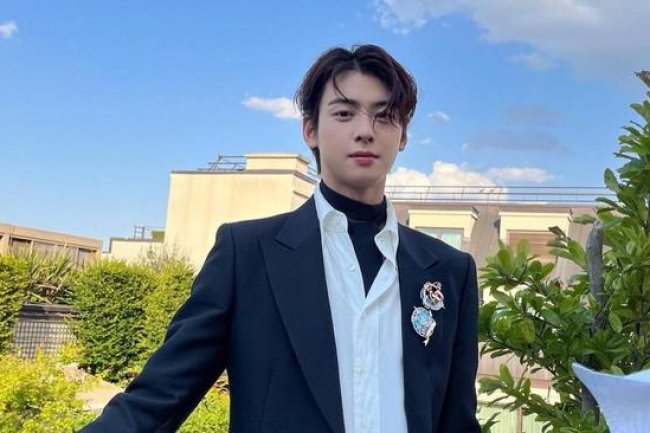 Tak Kalah Tampan, Lee Dong Hwi Adik Cha Eun Woo Punya Visual Memesona Mirip Kakaknya