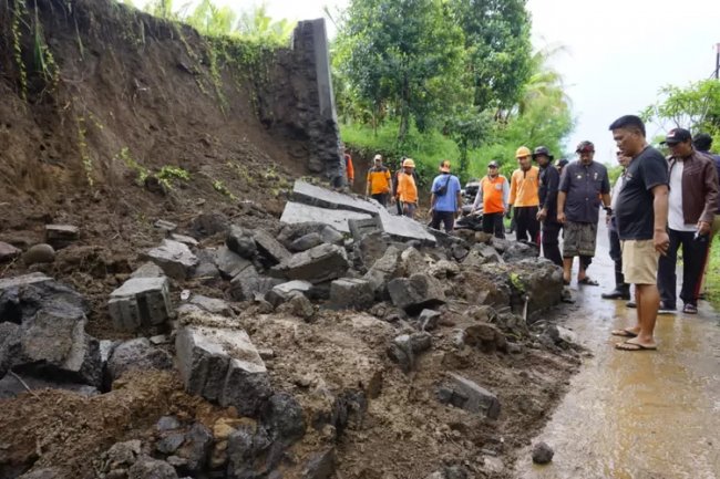 Diguyur Hujan Semalam, Sejumlah Titik di Klungkung Dilanda Bencana Tanah Longsor dan Pohon Tumbang