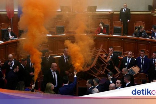 Lagi, Bom Asap Kembali Warnai Sidang Parlemen Albania