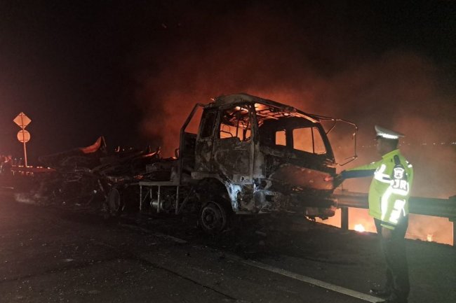 Truk Tangki Bermuatan Metanol Terbakar di Tol Jombang