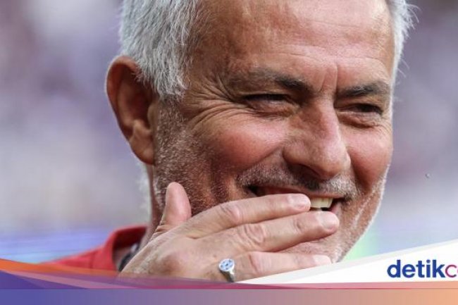 Pesan Puitis Fans Roma ke Mourinho