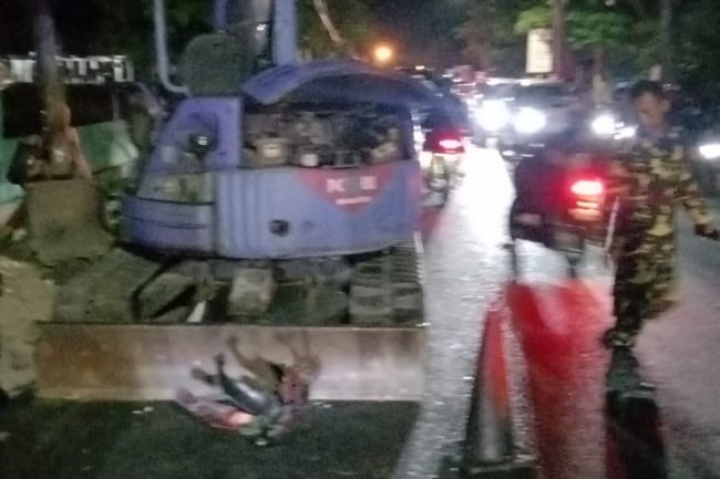 Nabrak Alat Berat, Dua Orang Dilarikan ke Rumah Sakit